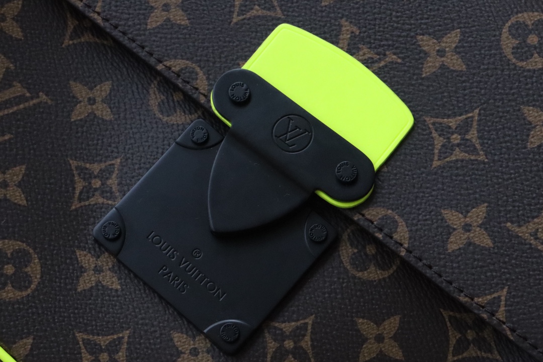 【LOUIS VUITTON】S LOCK 4A    -27 x 21 x 3.5 CM -3色