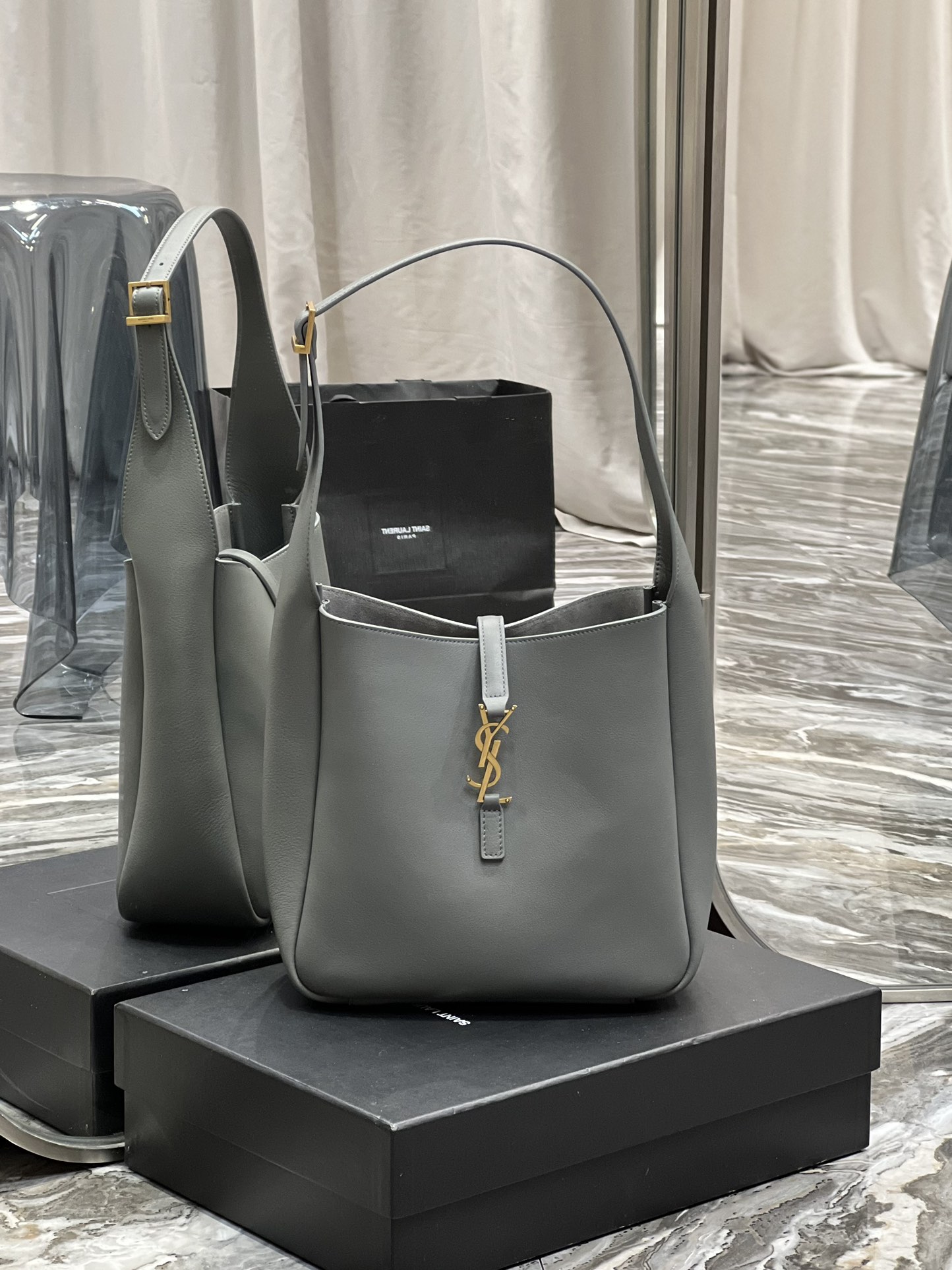 【SAINT LAURENT】  ICARE サイズ: 24×24×10cm