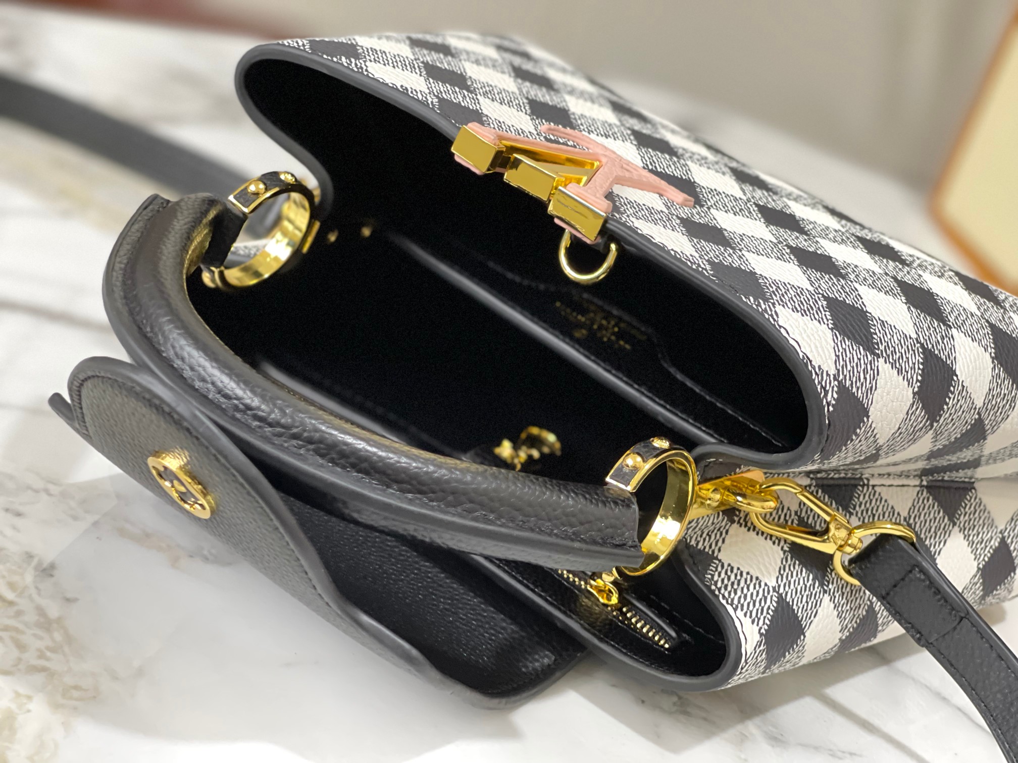 【LOUIS VUITTON】 Capucines -27 x 18x 9CM -2色