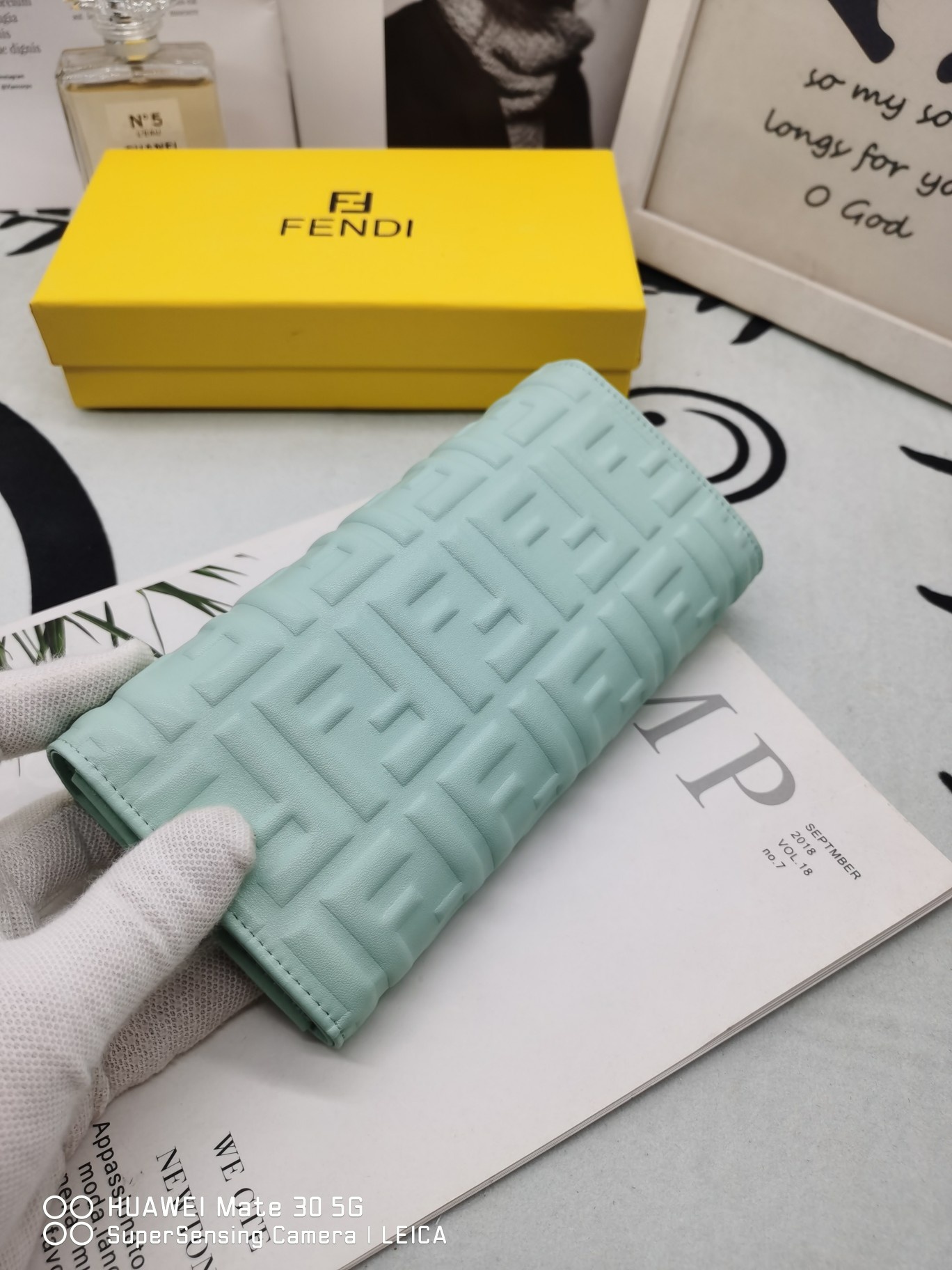 【FENDI】二つ折り財布  19*10*2.5CM -4色