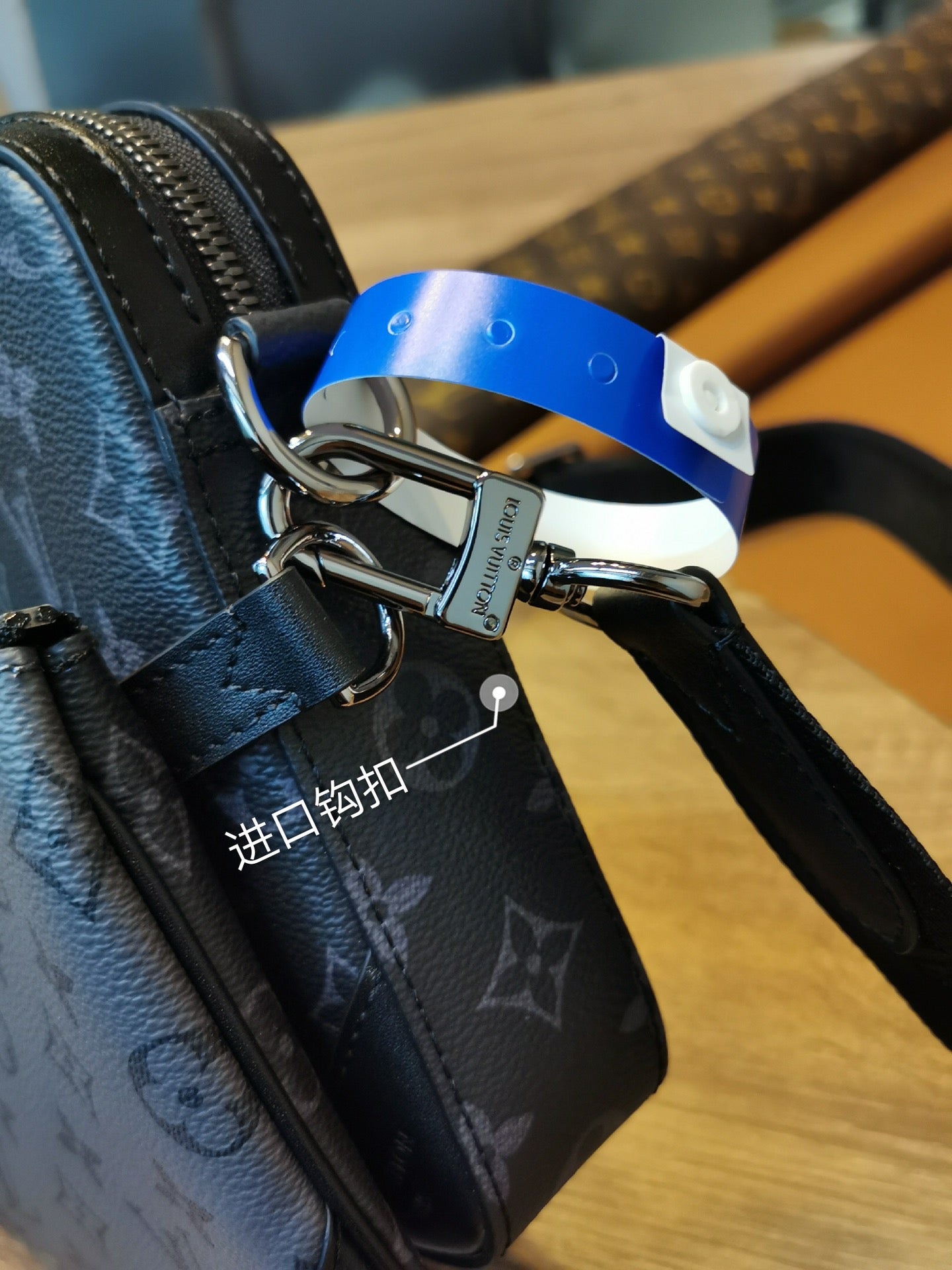 【LOUIS VUITTON】 番号：M69443 サイズ: 25-4-18cm