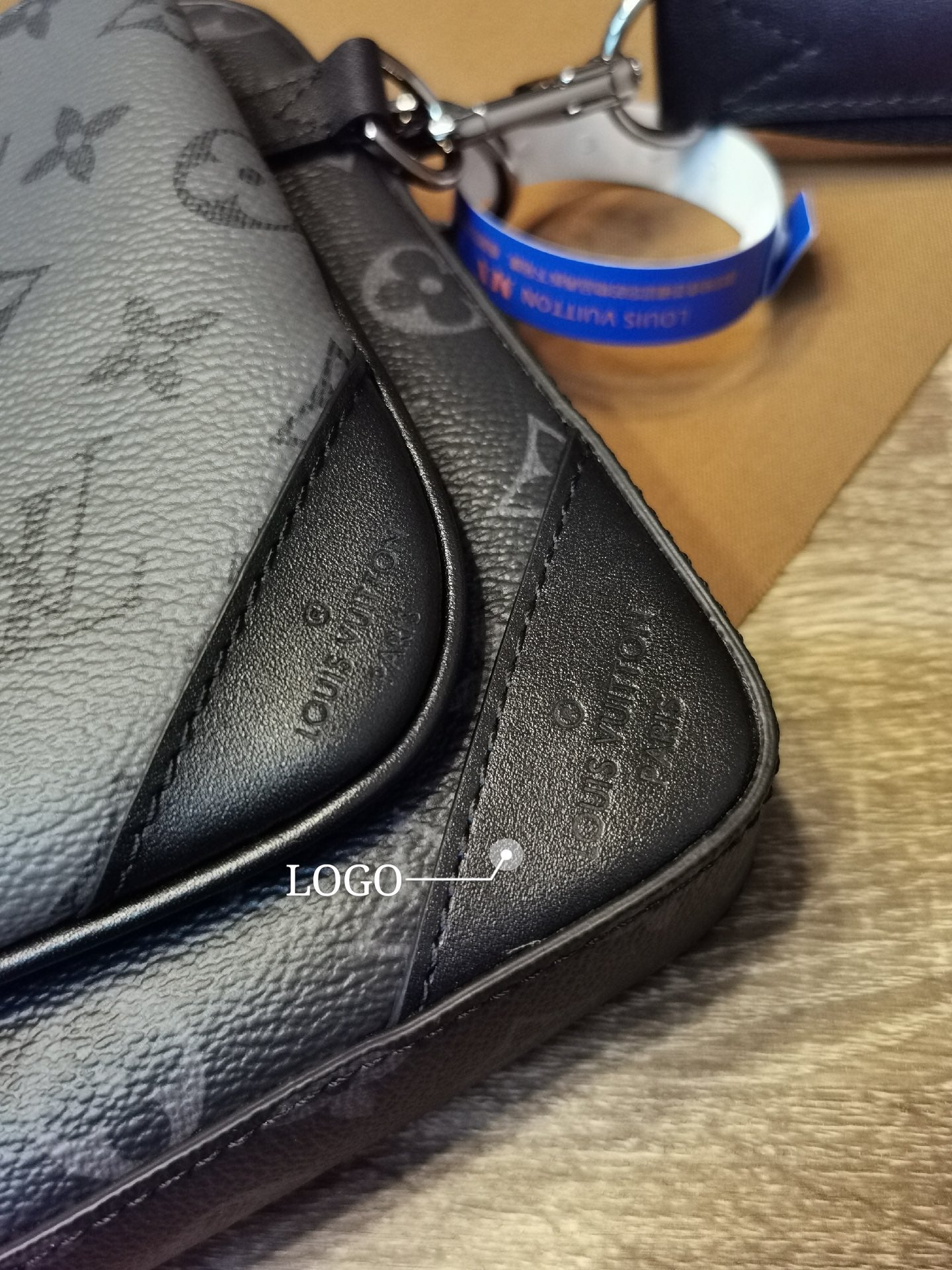 【LOUIS VUITTON】 番号：M69443 サイズ: 25-4-18cm