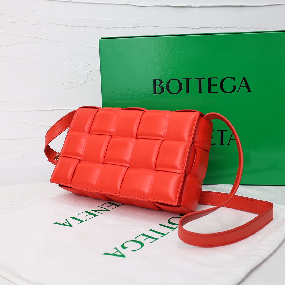 【Bottega Veneta】BV Padded Cassette bag -26*8*18CM -10色