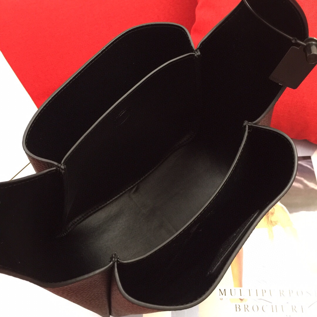 【PRADA】 サイズ: 23x21x13cm -4色