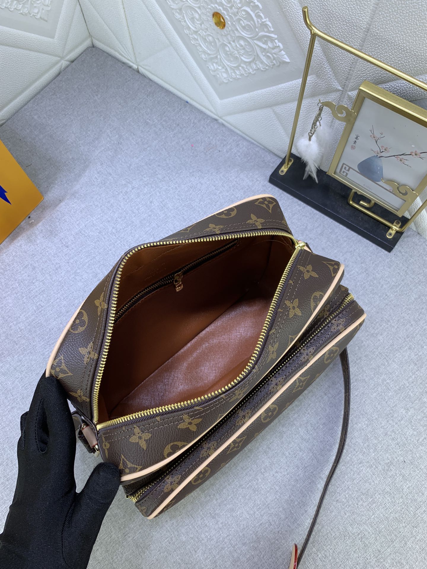 【LOUIS VUITTON】Nile  サイズ: 28*12.5*20 cm