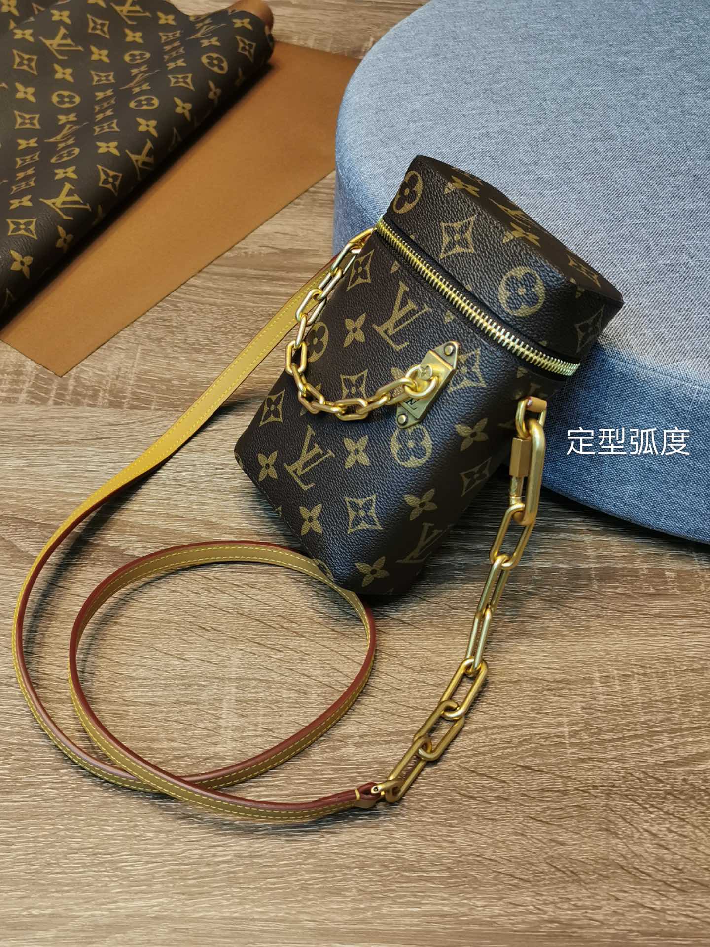 【LOUIS VUITTON】 番号：M44914 サイズ: 11x6x16.5cm
