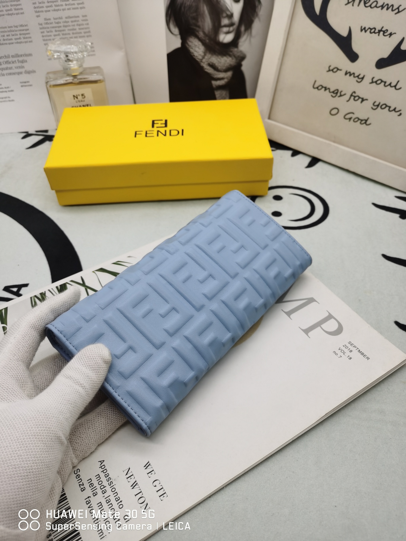 【FENDI】二つ折り財布  19*10*2.5CM -4色