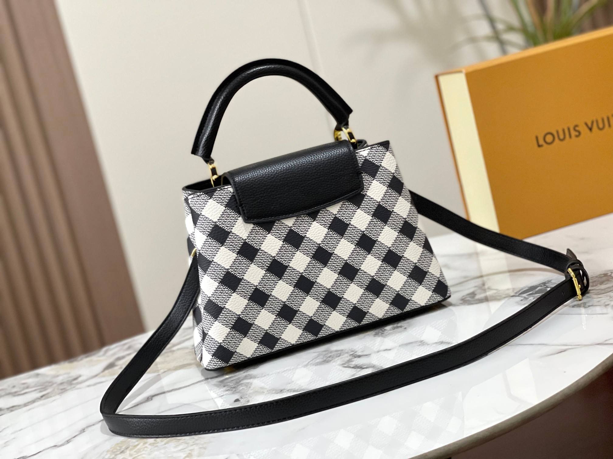 【LOUIS VUITTON】 Capucines -27 x 18x 9CM -2色