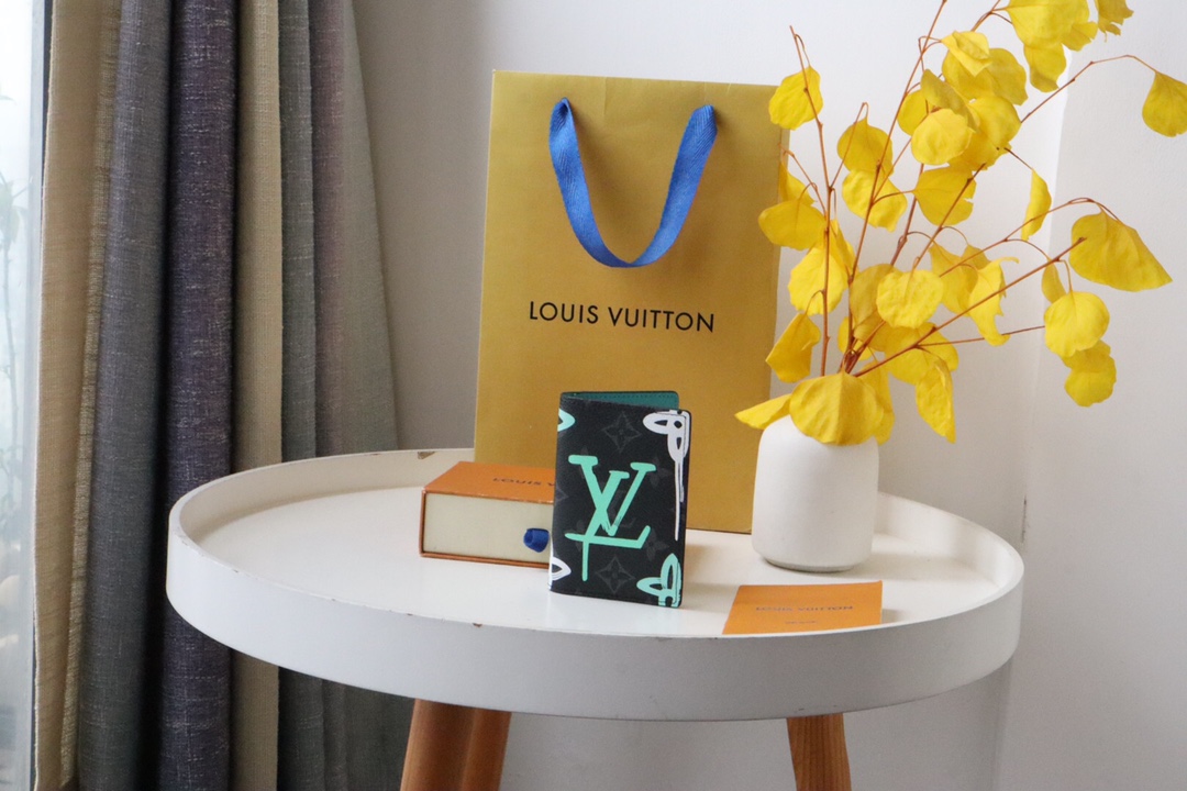 【LOUIS VUITTON】Eclipse 7.5 x 11.1 x 1CM -2色
