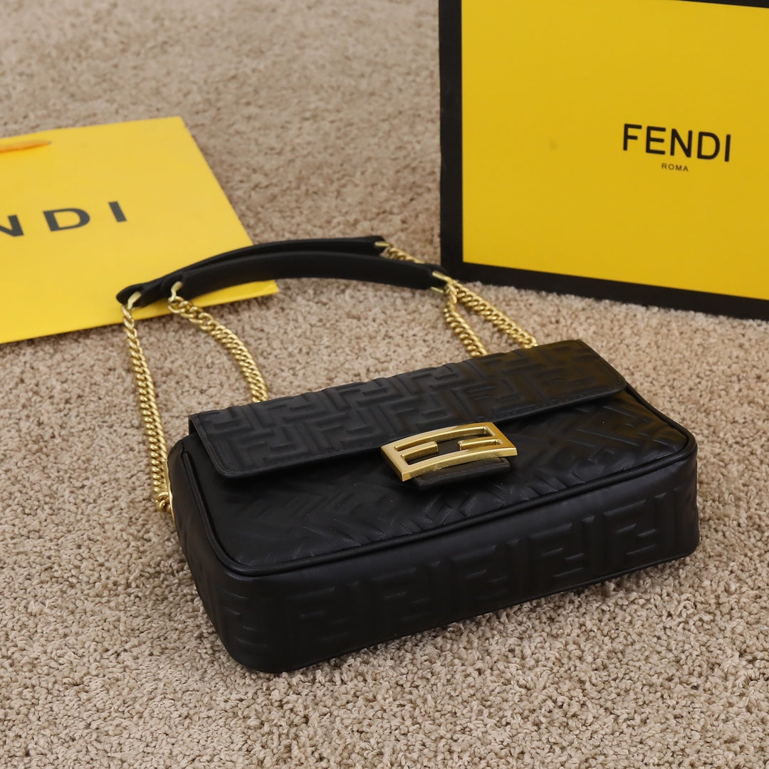 【FENDI】 番号:3304  サイズ:24×7×13cm  -3色