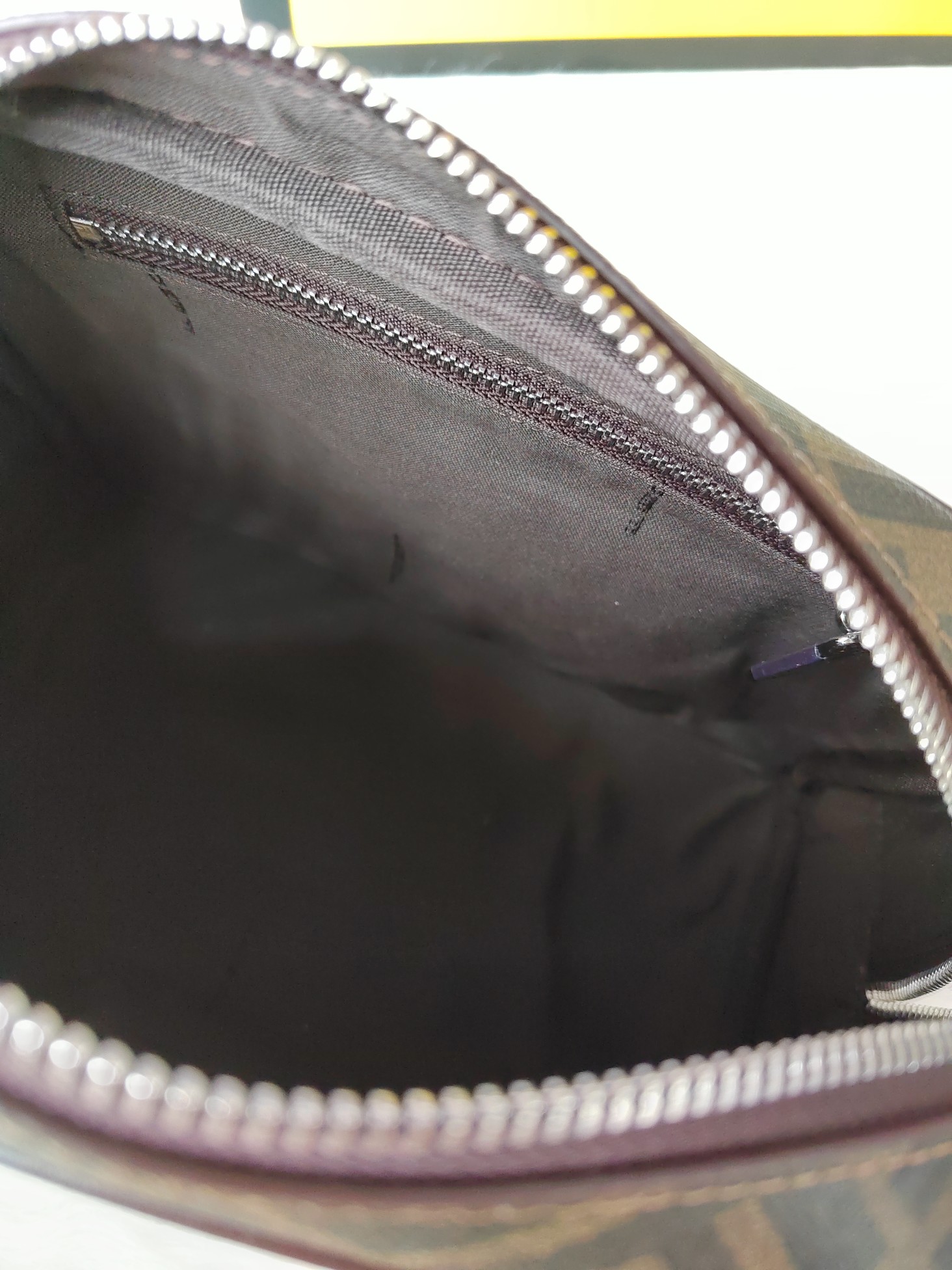 【FENDI】化粧ポーチ   サイズ: 25x17x13cm -3色