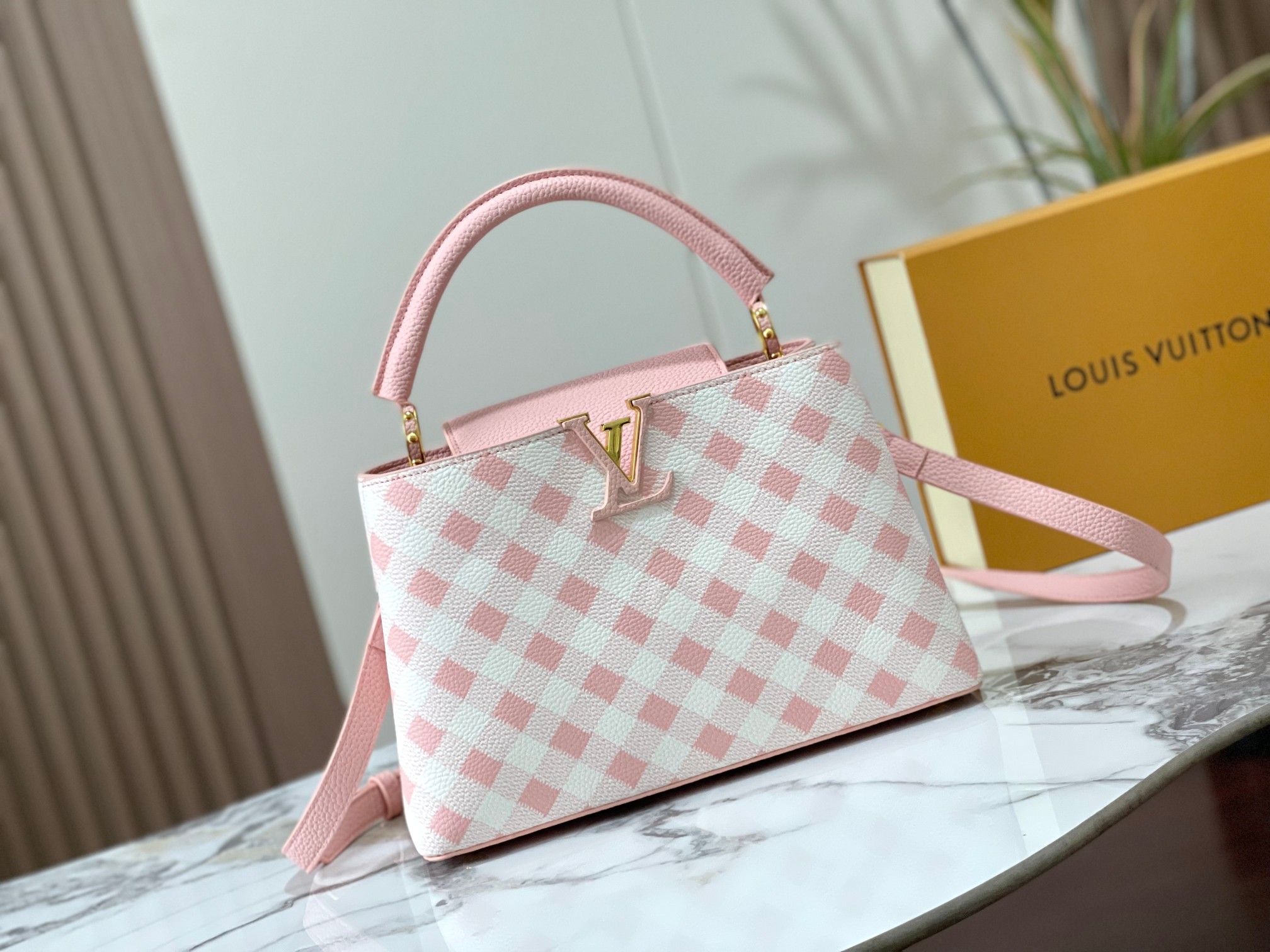 【LOUIS VUITTON】 Capucines -27 x 18x 9CM -2色