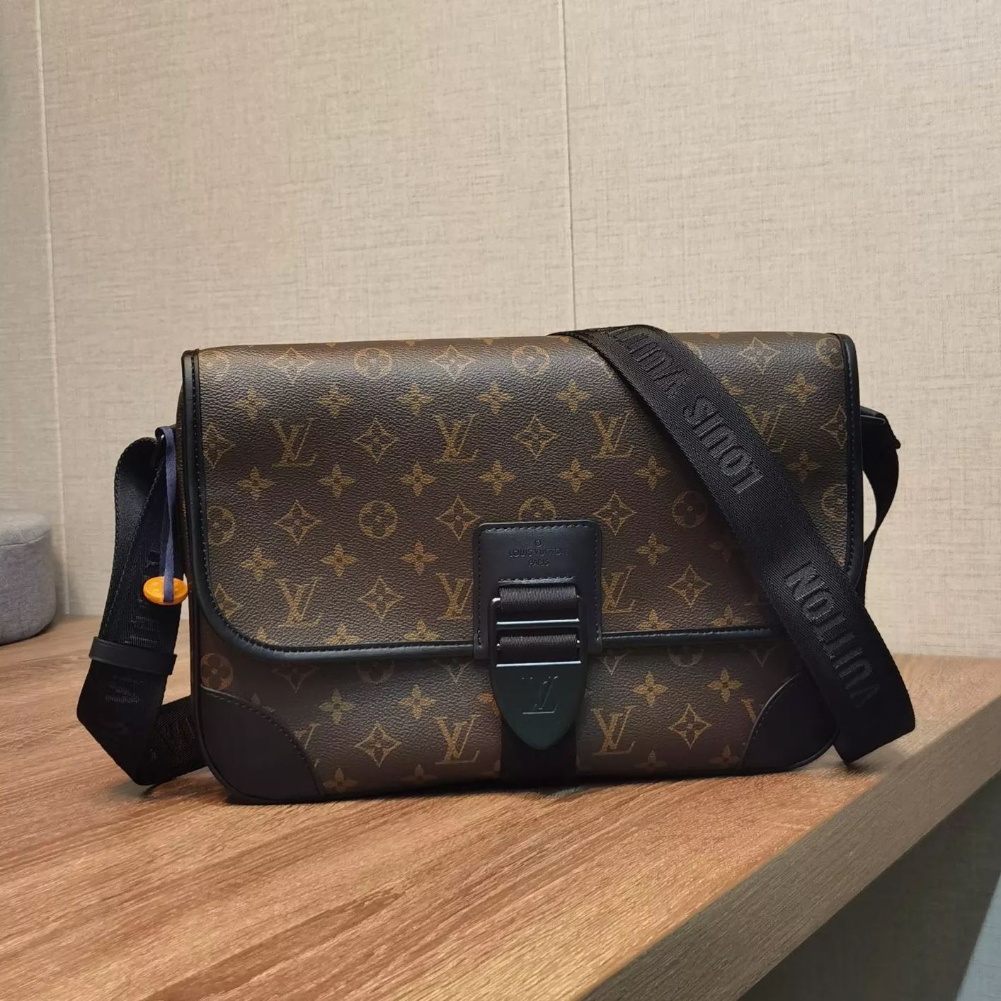 【LOUIS VUITTON】Archy    -35 x 24 x 8 cm
