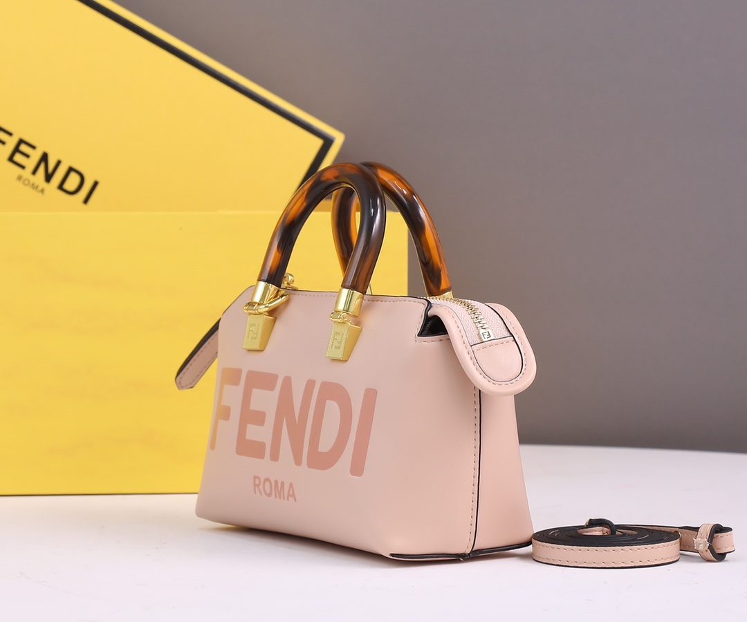 【FENDI】 By The Way Boston  サイズ: 17x8x12 cm -4色
