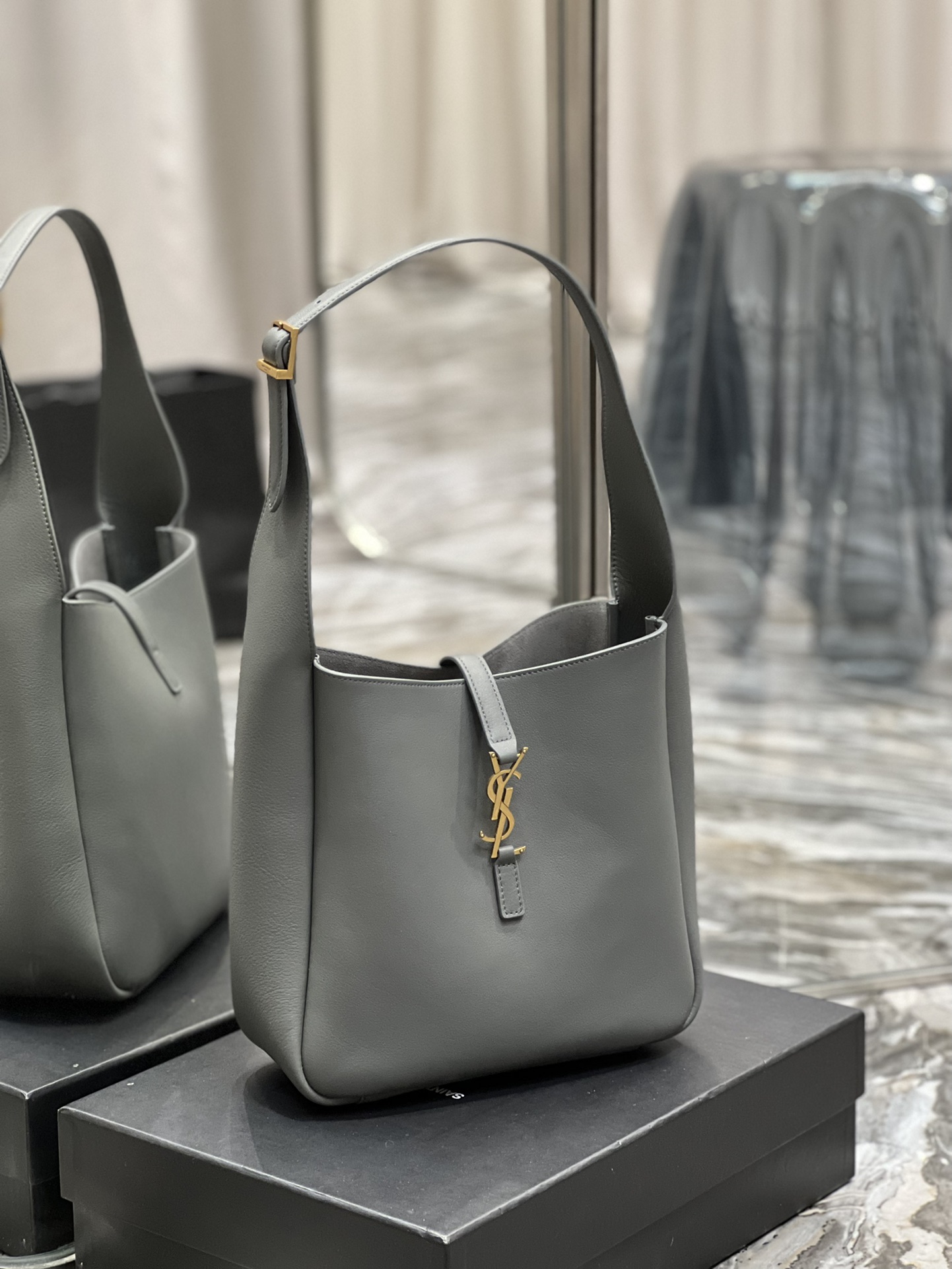【SAINT LAURENT】  ICARE サイズ: 24×24×10cm