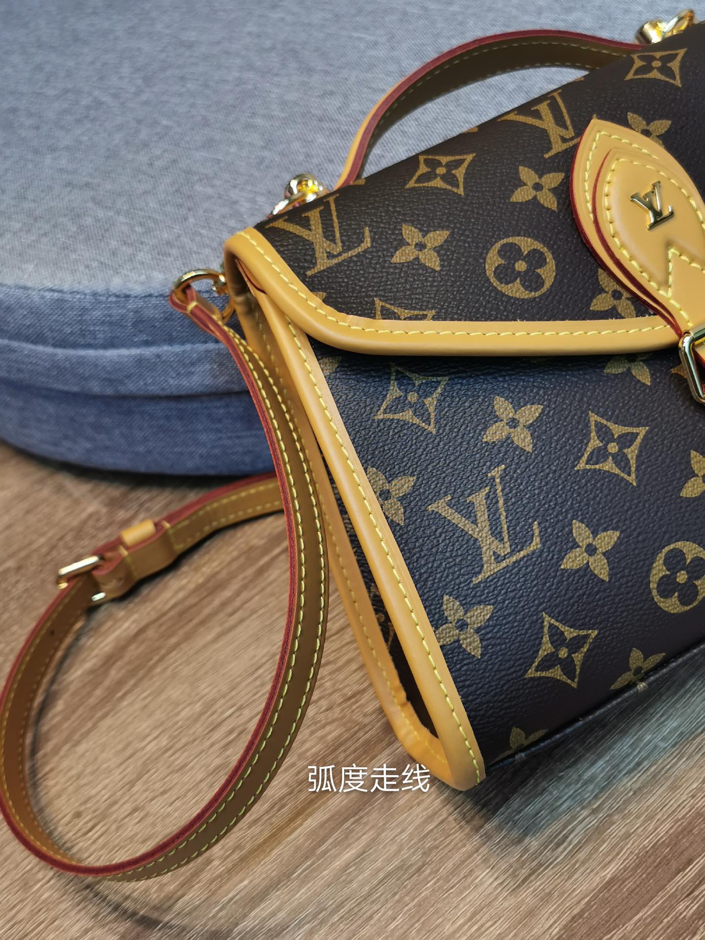 【LOUIS VUITTON】 番号：M44919 サイズ: 23.5 x 18.0 x 9.0 cm