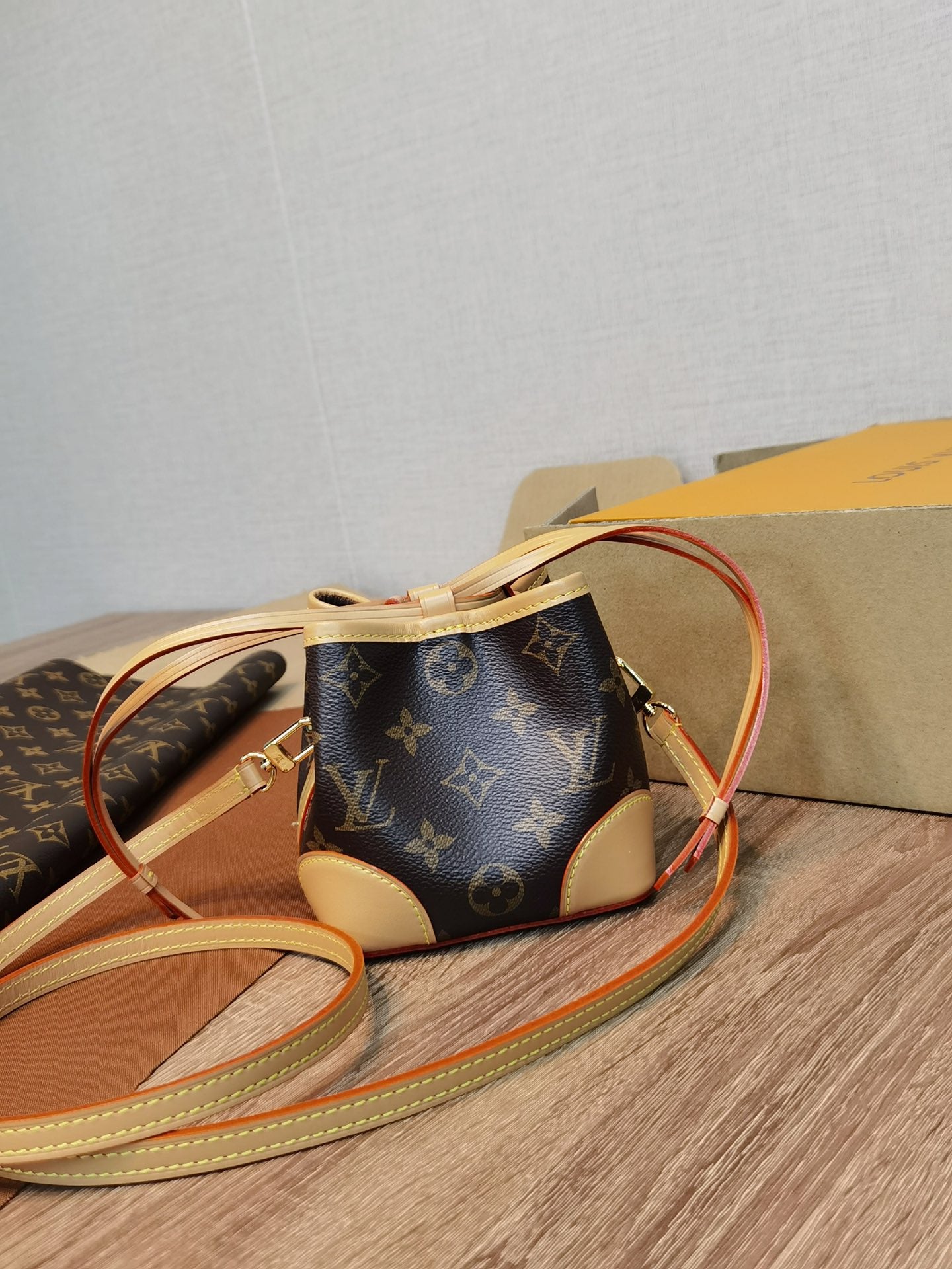 【LOUIS VUITTON】 番号：M57099 サイズ: 12×12×12 CM