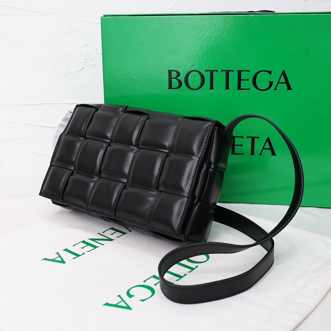 【Bottega Veneta】BV Padded Cassette bag -26*8*18CM -10色