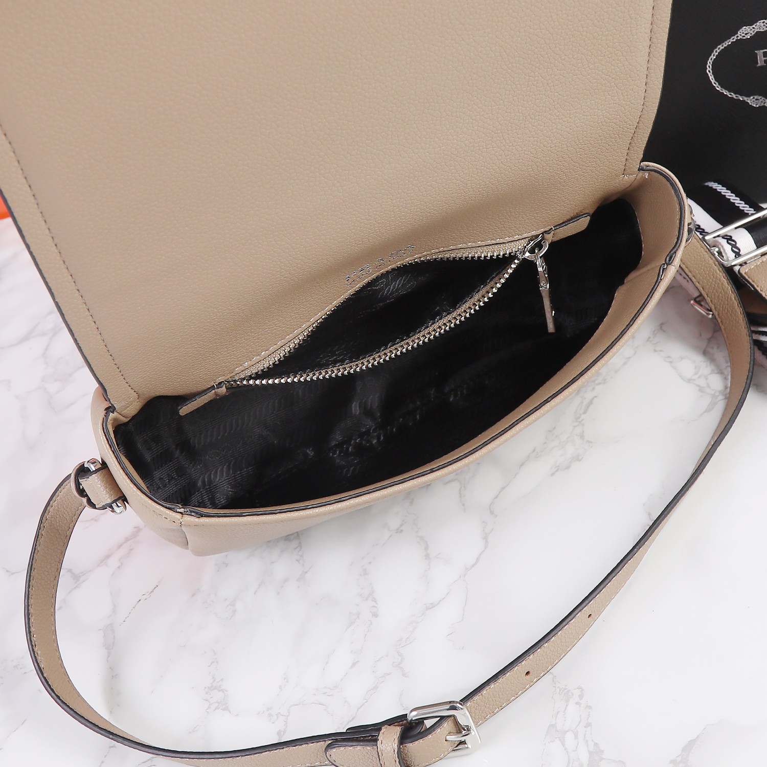 【PRADA】 サイズ: 23*18*9CM -3色