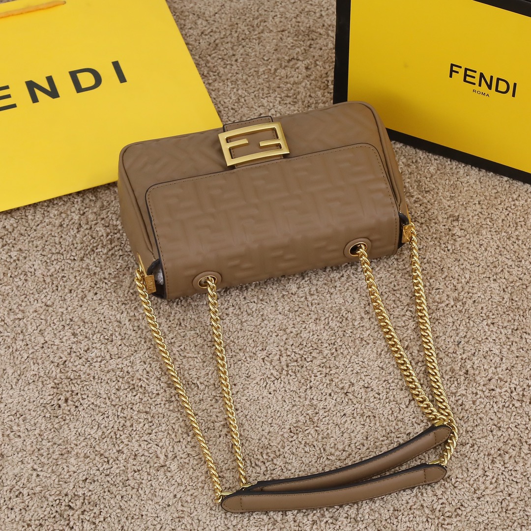 【FENDI】 番号:3304  サイズ:24×7×13cm  -3色