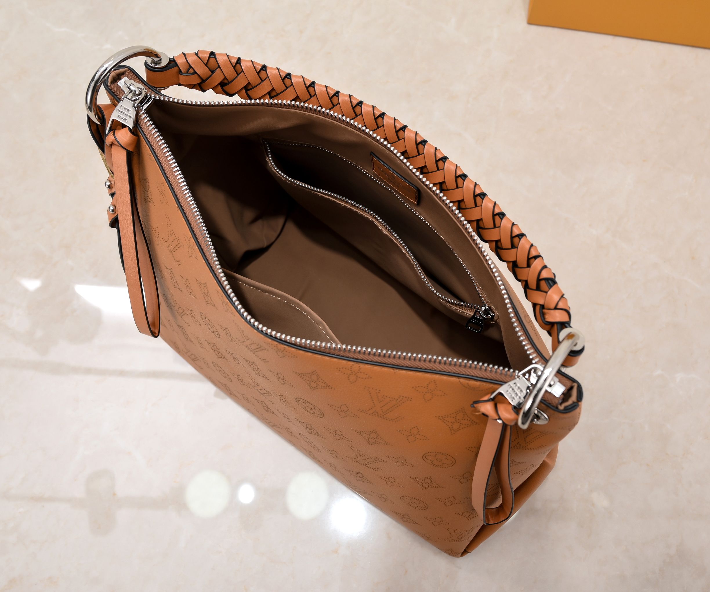 【LOUIS VUITTON】  32*26*17cm -4色
