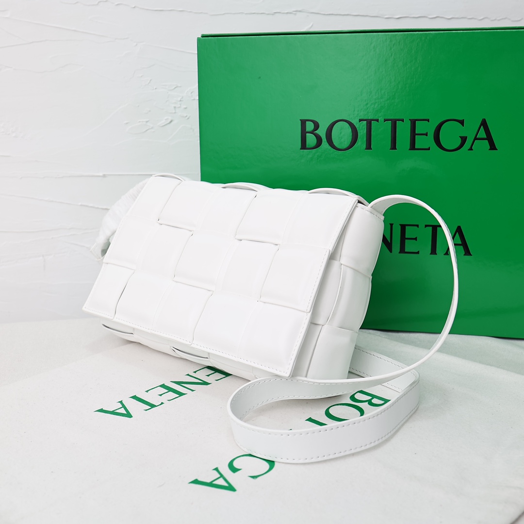 【Bottega Veneta】BV Padded Cassette bag -26*8*18CM -10色