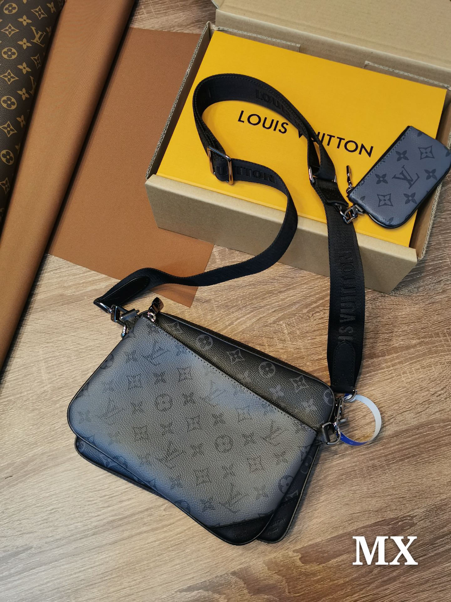 【LOUIS VUITTON】 番号：M69443 サイズ: 25-4-18cm