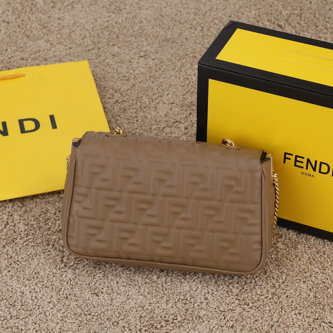 【FENDI】 番号:3304  サイズ:24×7×13cm  -3色