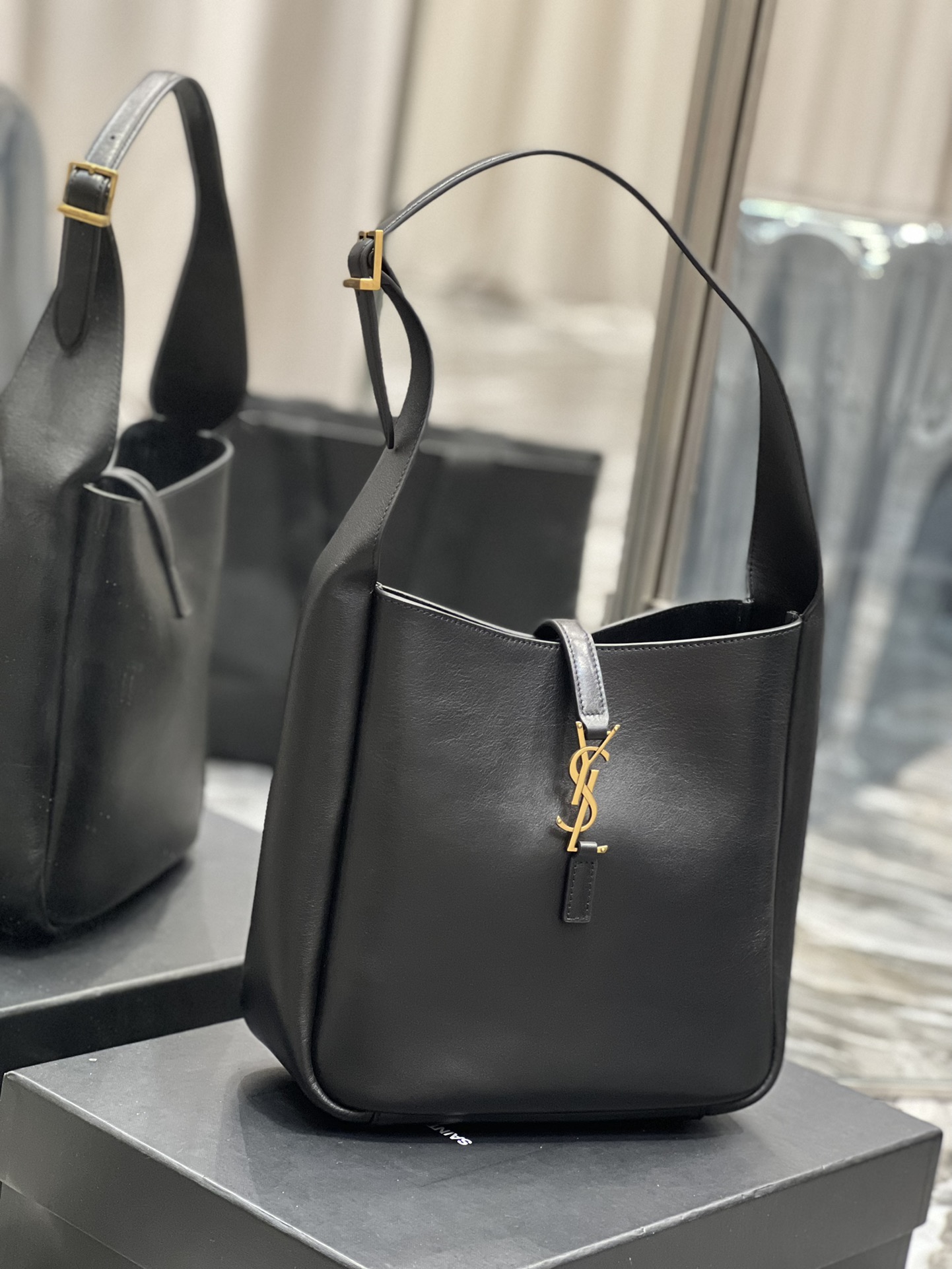 【SAINT LAURENT】  ICARE サイズ: 24×24×10cm