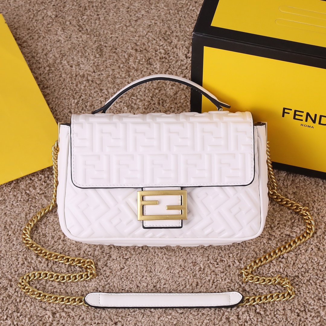 【FENDI】 番号:3304  サイズ:24×7×13cm  -3色