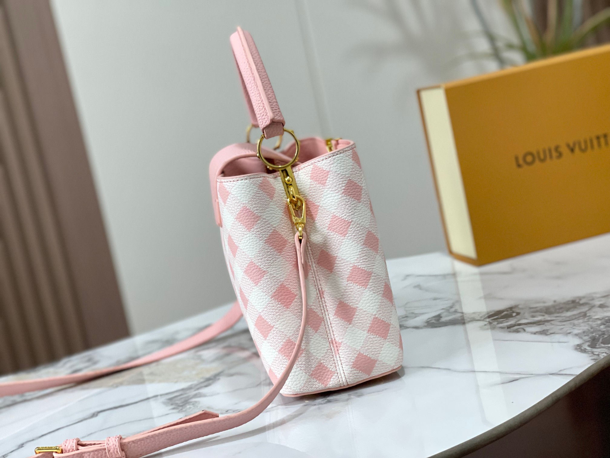 【LOUIS VUITTON】 Capucines -27 x 18x 9CM -2色