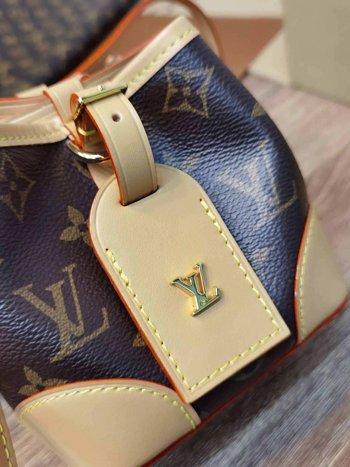 【LOUIS VUITTON】 番号：M57099 サイズ: 12×12×12 CM