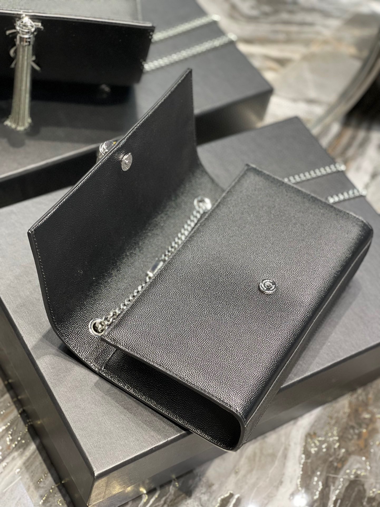 【SAINT LAURENT】  サイズ: 24x14.5x5cm -3色