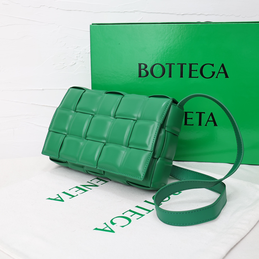 【Bottega Veneta】BV Padded Cassette bag -26*8*18CM -10色