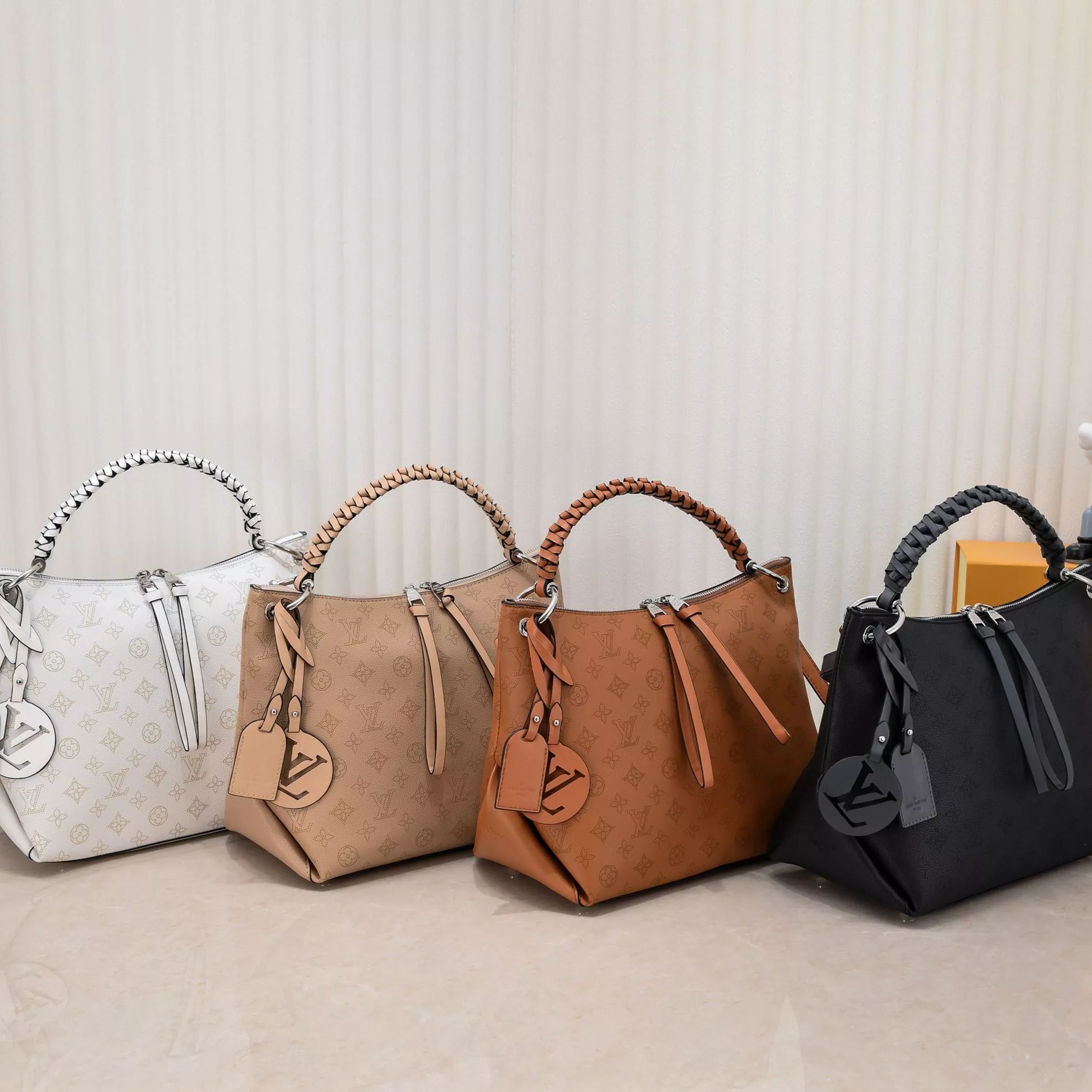 【LOUIS VUITTON】  32*26*17cm -4色
