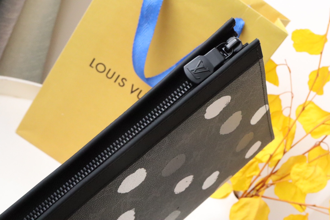 【LOUIS VUITTON】LV X YK POCHETTEVOYAGE 26 x 20 x 2cm