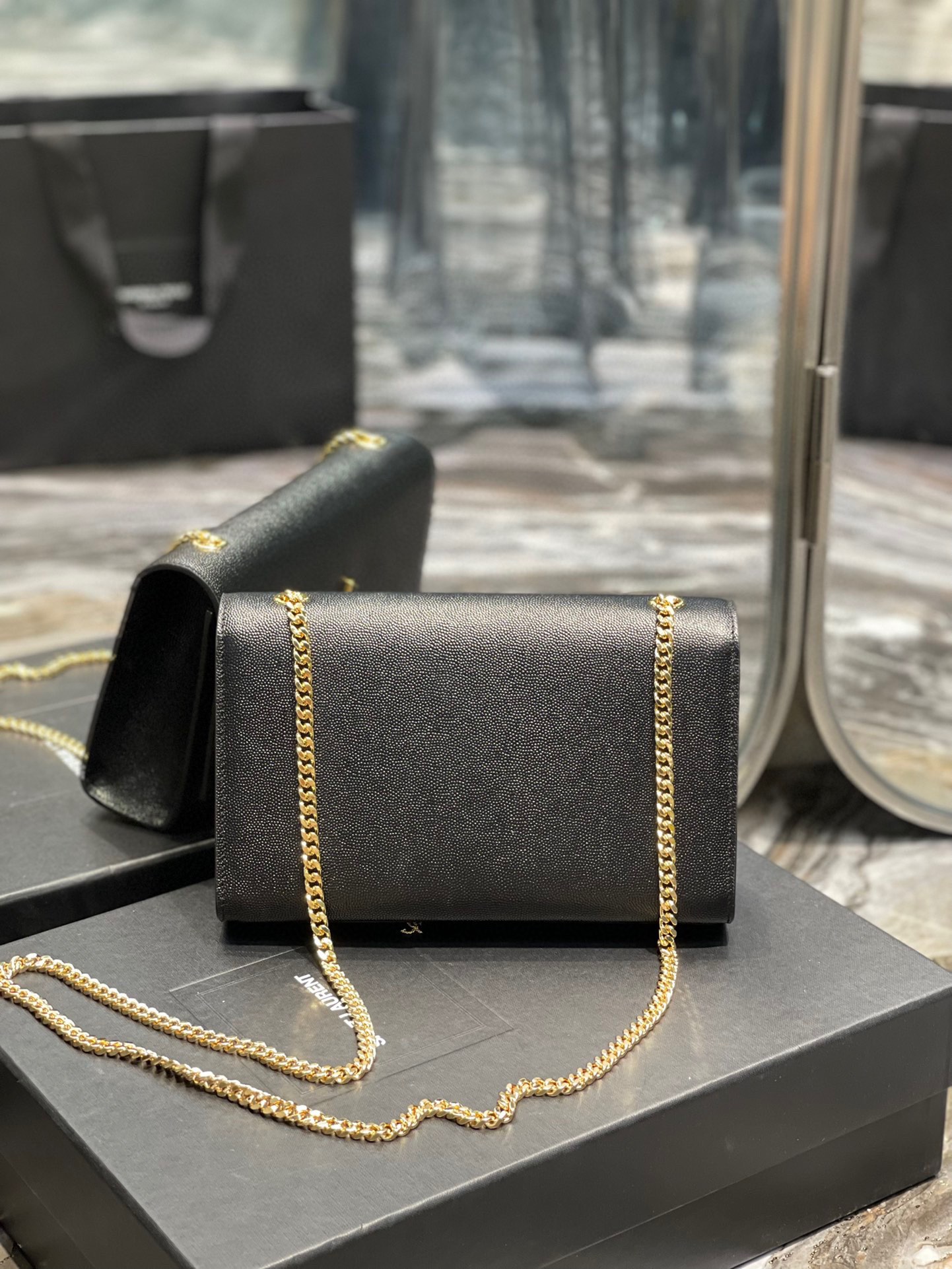 【SAINT LAURENT】  サイズ: 24x14.5x5cm -3色