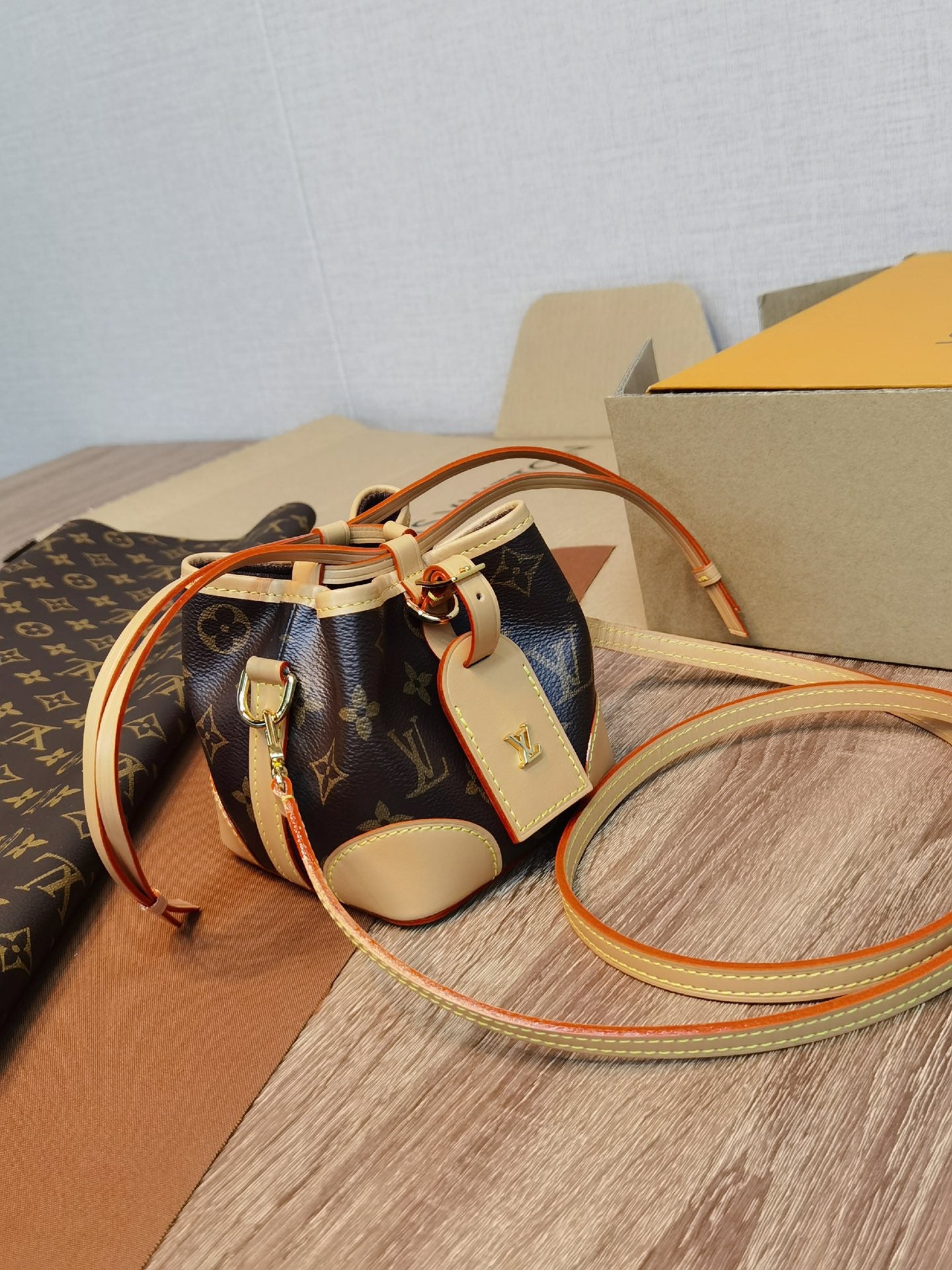 【LOUIS VUITTON】 番号：M57099 サイズ: 12×12×12 CM