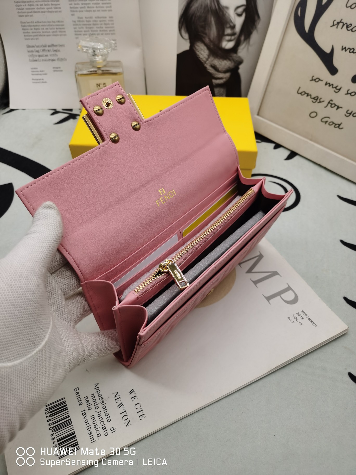 【FENDI】二つ折り財布  19*10*2.5CM -4色