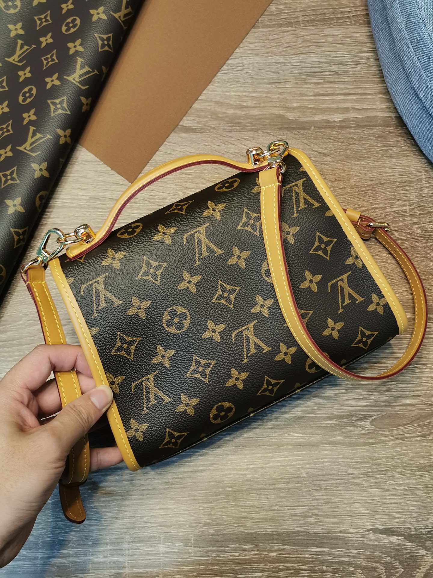 【LOUIS VUITTON】 番号：M44919 サイズ: 23.5 x 18.0 x 9.0 cm
