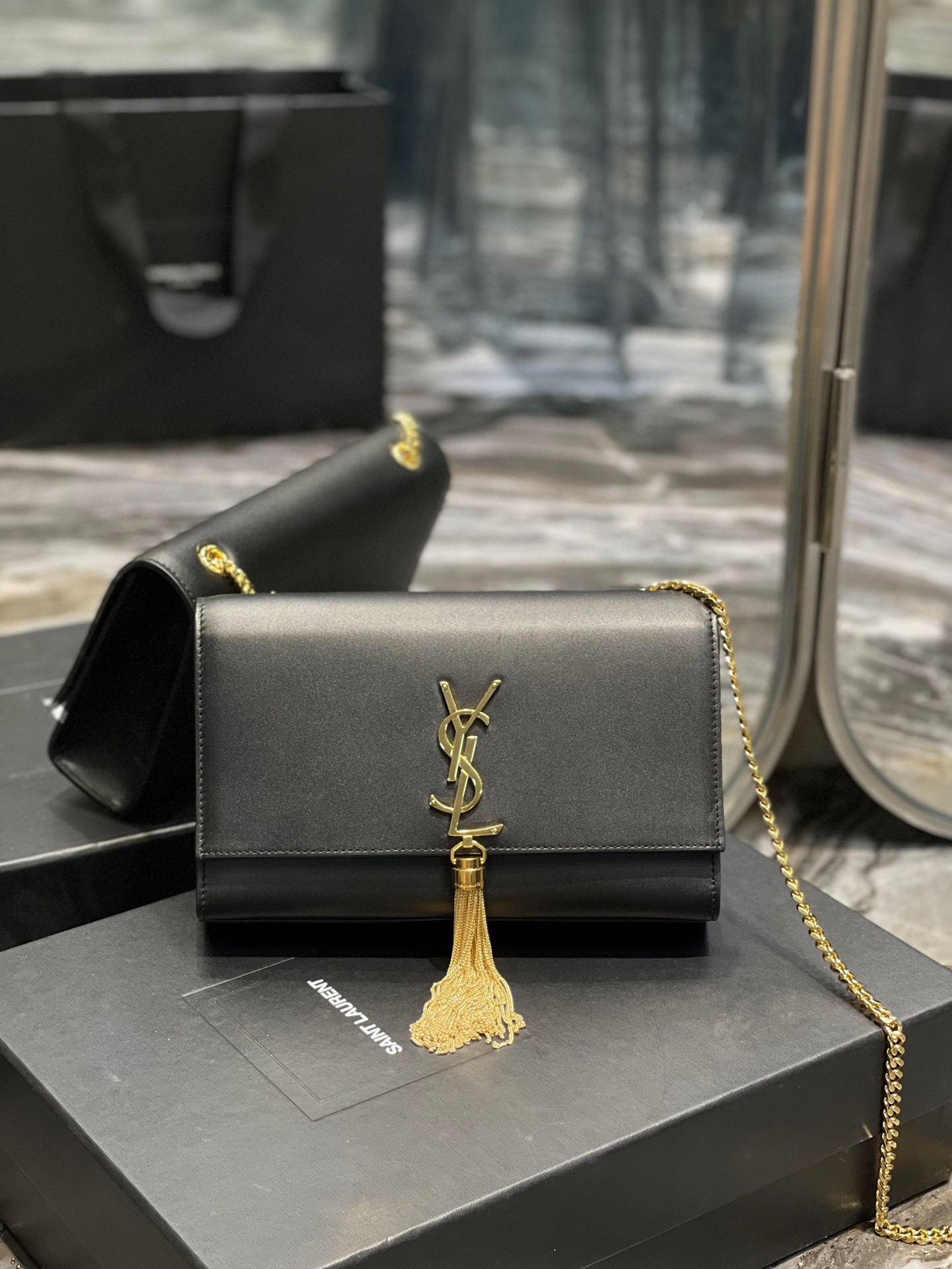 【SAINT LAURENT】  サイズ: 24x14.5x5cm -2色