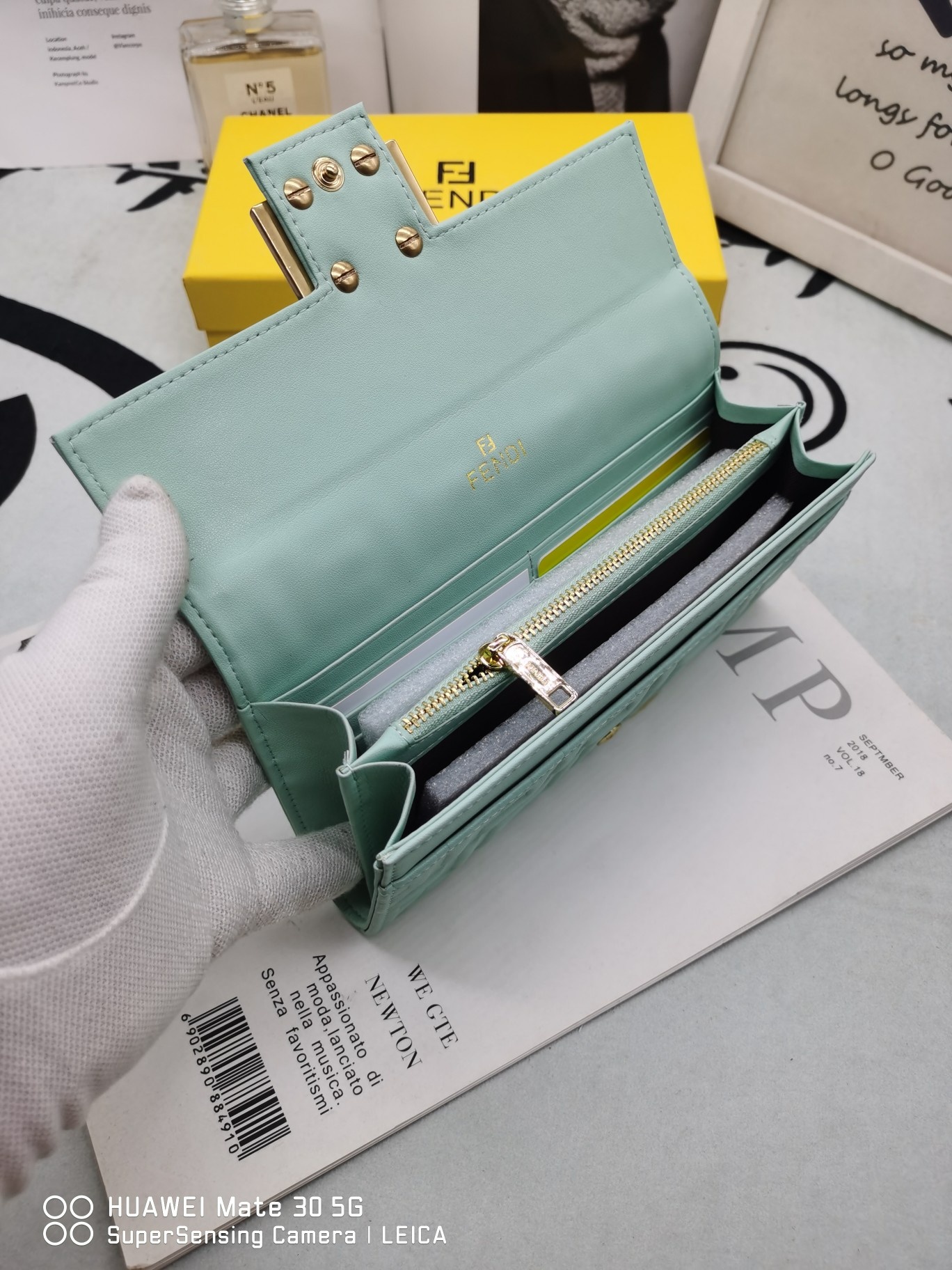 【FENDI】二つ折り財布  19*10*2.5CM -4色