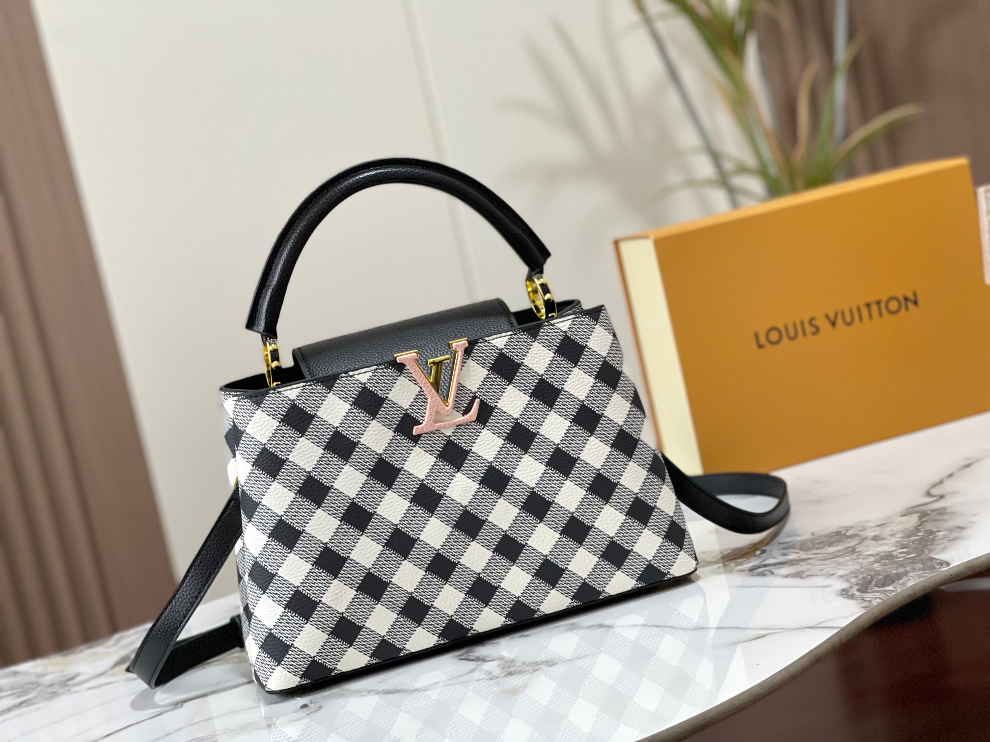 【LOUIS VUITTON】 Capucines -27 x 18x 9CM -2色