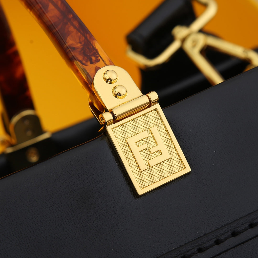 【FENDI】 番号:3363  サイズ: 35x17x31cm  -2色