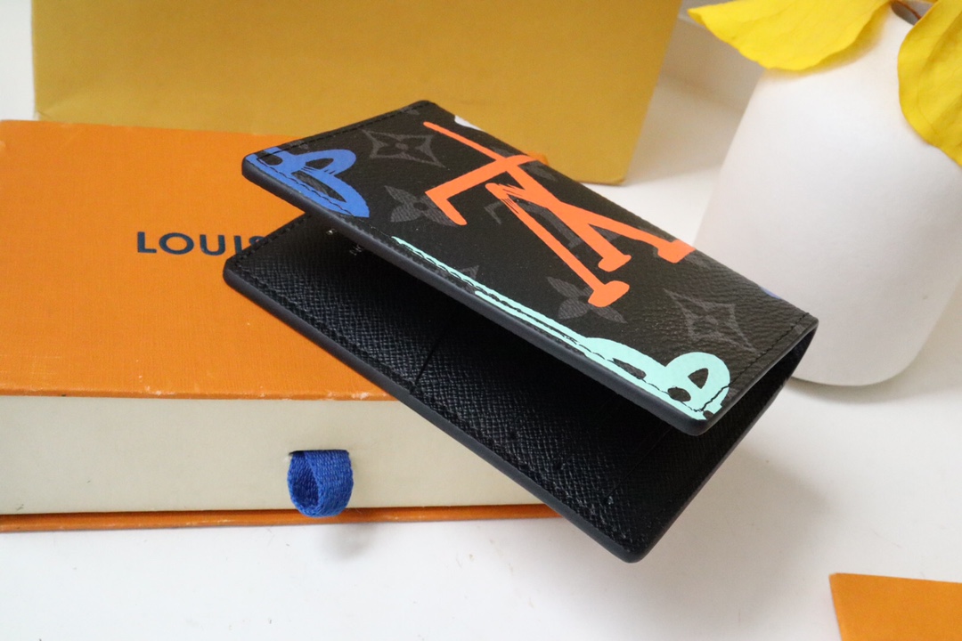 【LOUIS VUITTON】Eclipse 7.5 x 11.1 x 1CM -2色