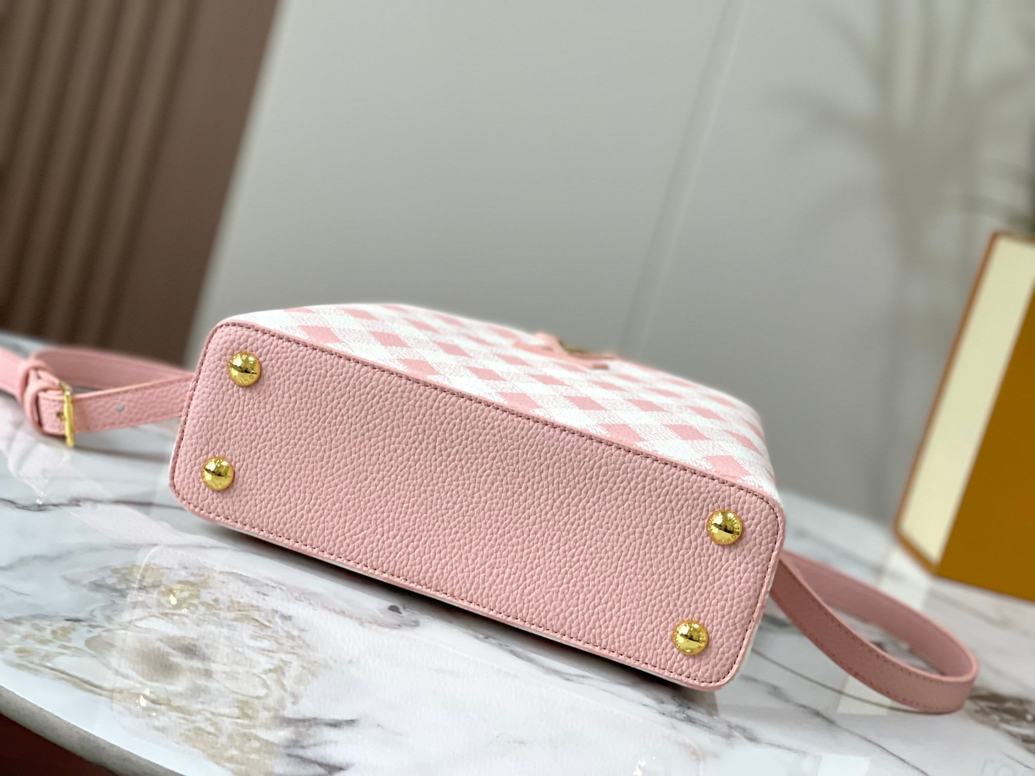 【LOUIS VUITTON】 Capucines -27 x 18x 9CM -2色