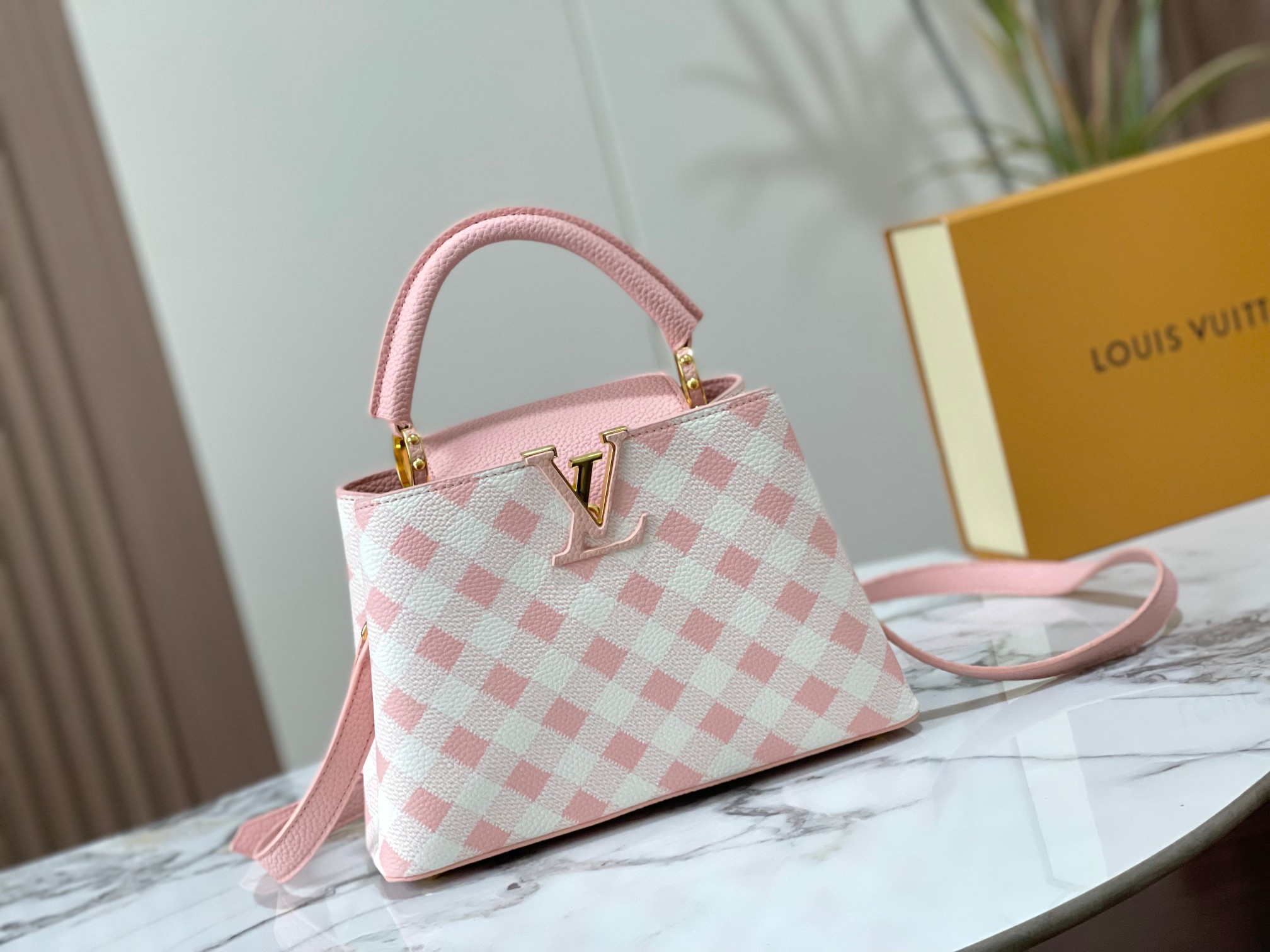 【LOUIS VUITTON】 Capucines -27 x 18x 9CM -2色