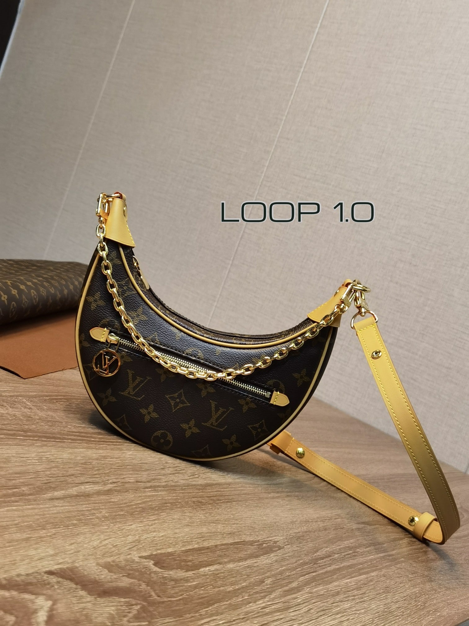 【LOUIS VUITTON】 番号：M81098 サイズ: 24.0 x 22.0 x 6.0 CM