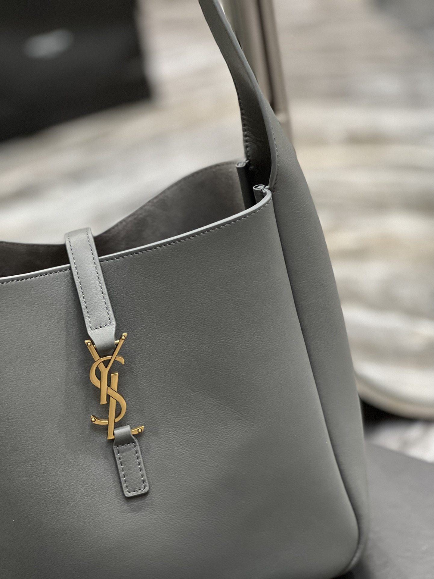 【SAINT LAURENT】  ICARE サイズ: 24×24×10cm