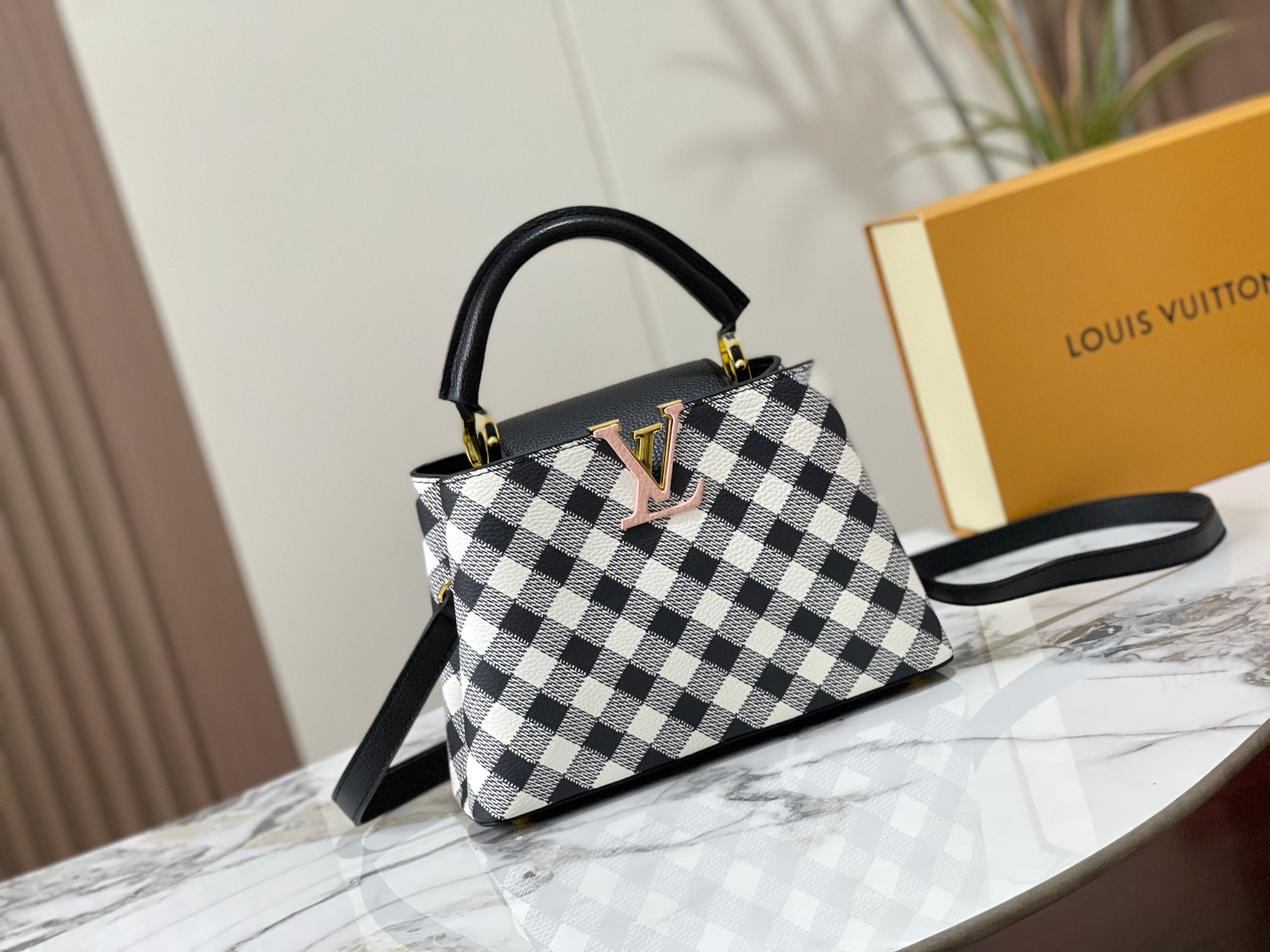 【LOUIS VUITTON】 Capucines -27 x 18x 9CM -2色